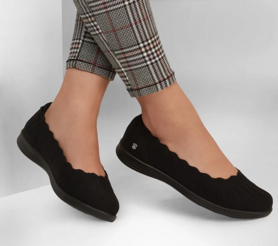 SKECHERS Women's On-The-Go Dreamy Groovee Gal Sneakers in Black